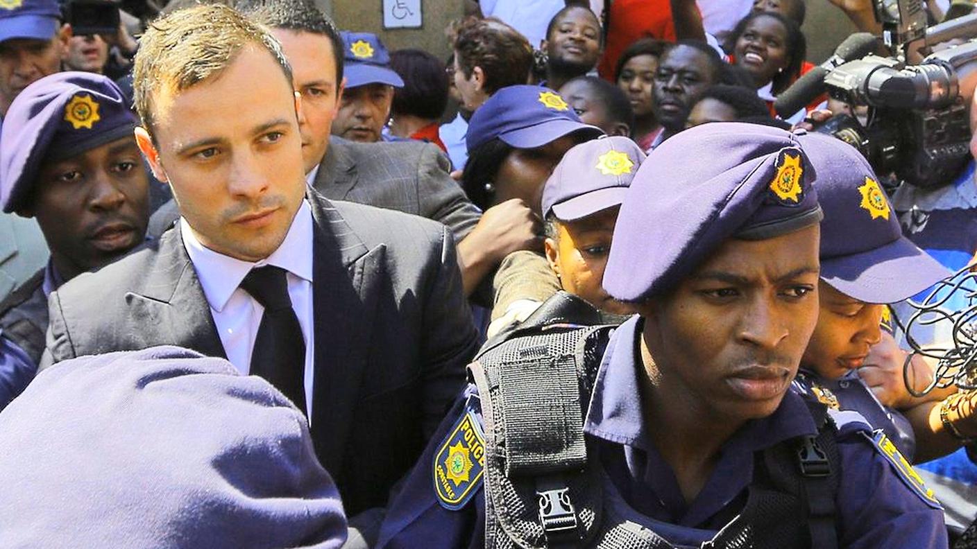 Pistorius scortato verso un processo il 12 settembre 2014