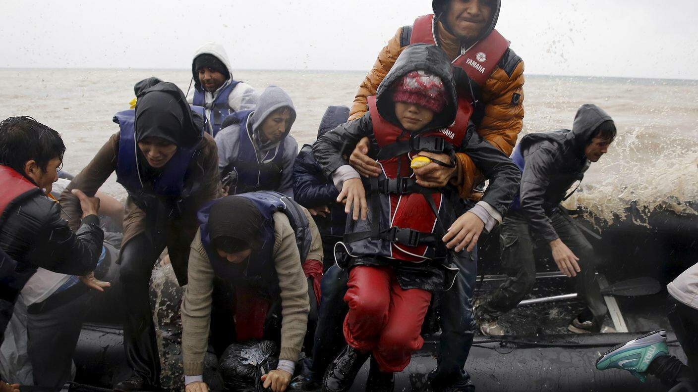 Altri rifugiati arrivano venerdì sulle isole greche con un gommone