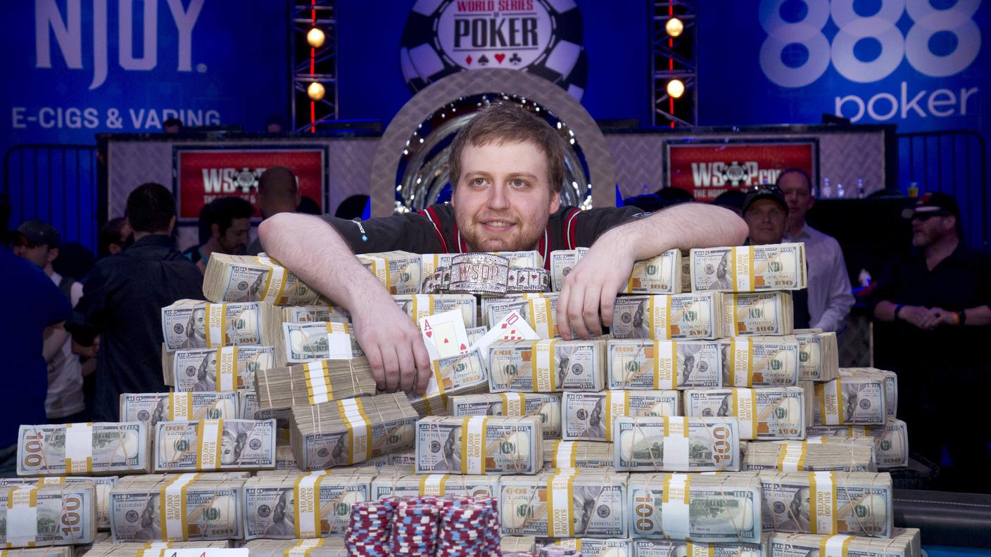 Joe con il jackpot vinto dopo aver dominato il torneo di poker