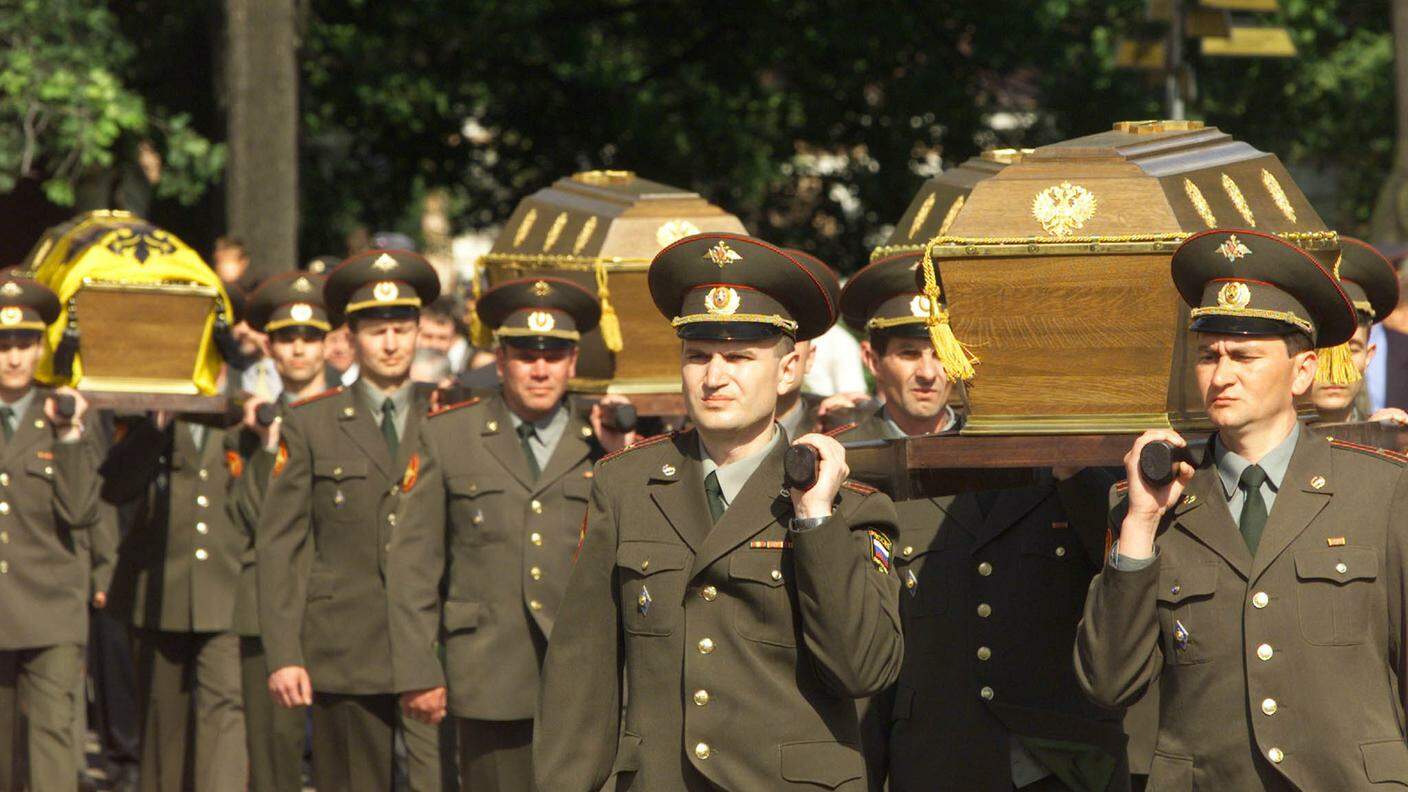 I funerali della famiglia reale russa nel 1998, 80 anni dopo la morte
