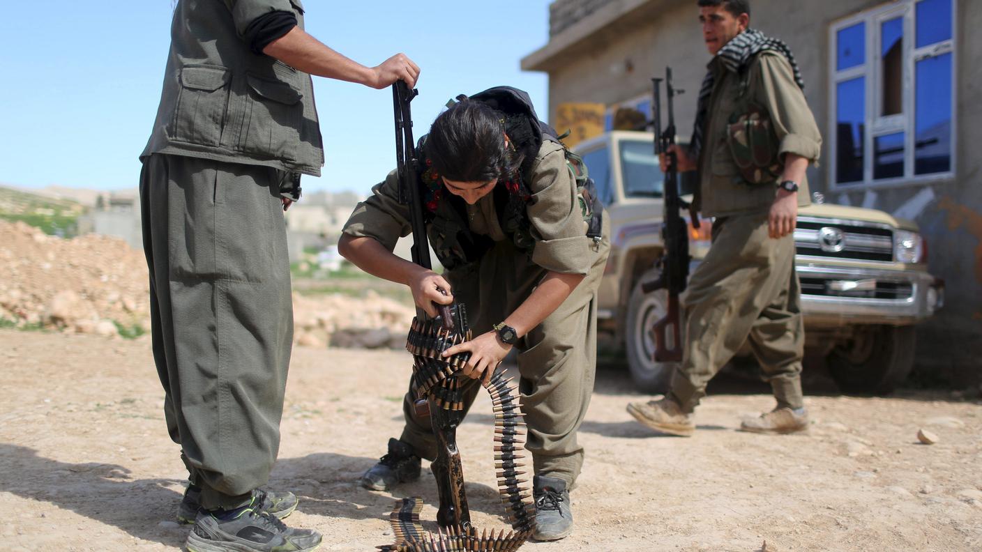 Combattenti curdi si preparano non lontano da Sinjar