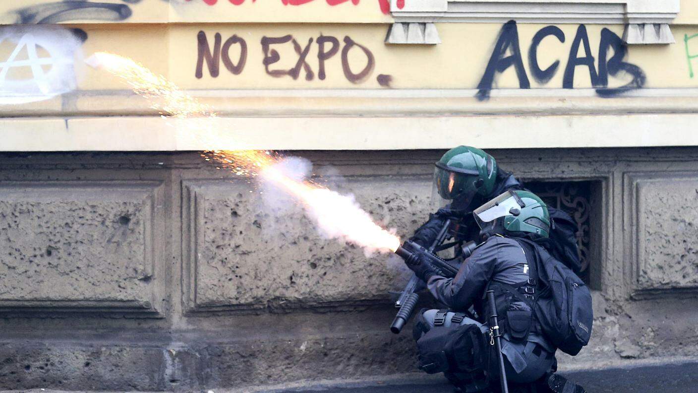 Poliziotti lanciano lacrimogeni contro i manifestanti a Milano