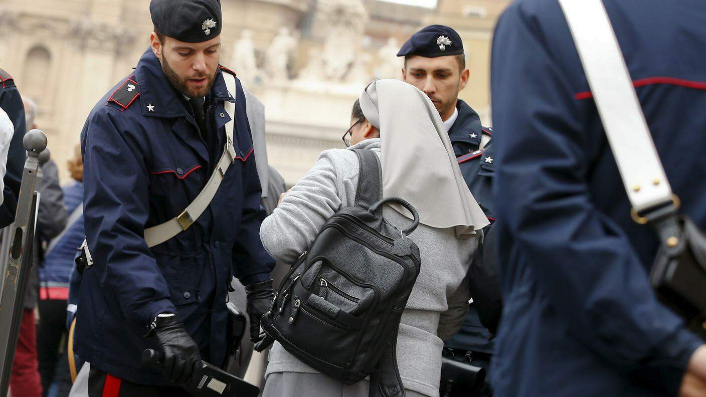 Una pattuglia di carabinieri controlla una suora in Piazza San Pietro