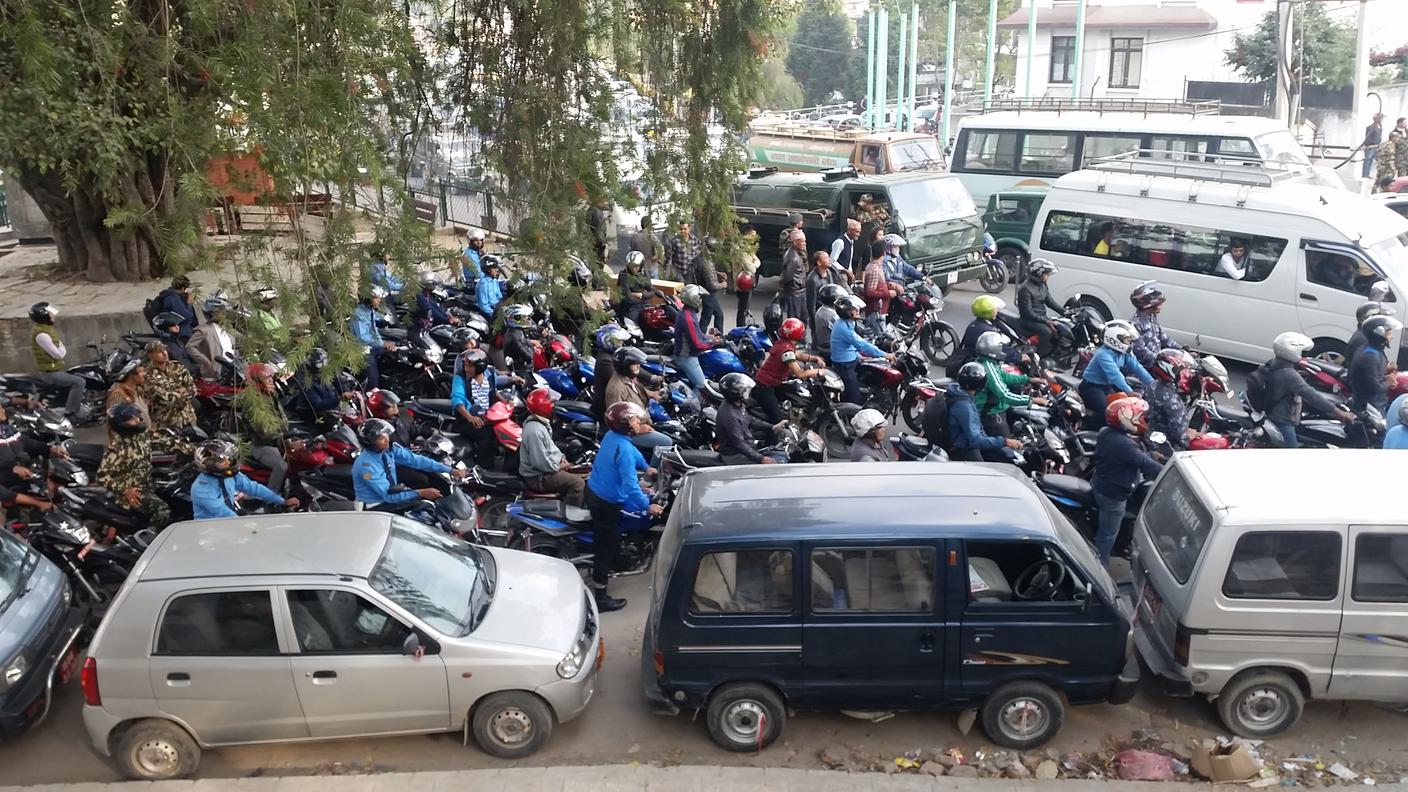 Tutti in coda per un po' di benzina, polizia compresa