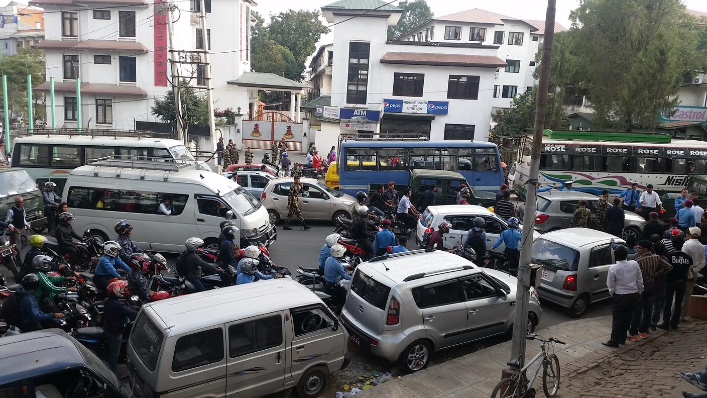 Auto, moto e... mezzi dell'esercito compresi