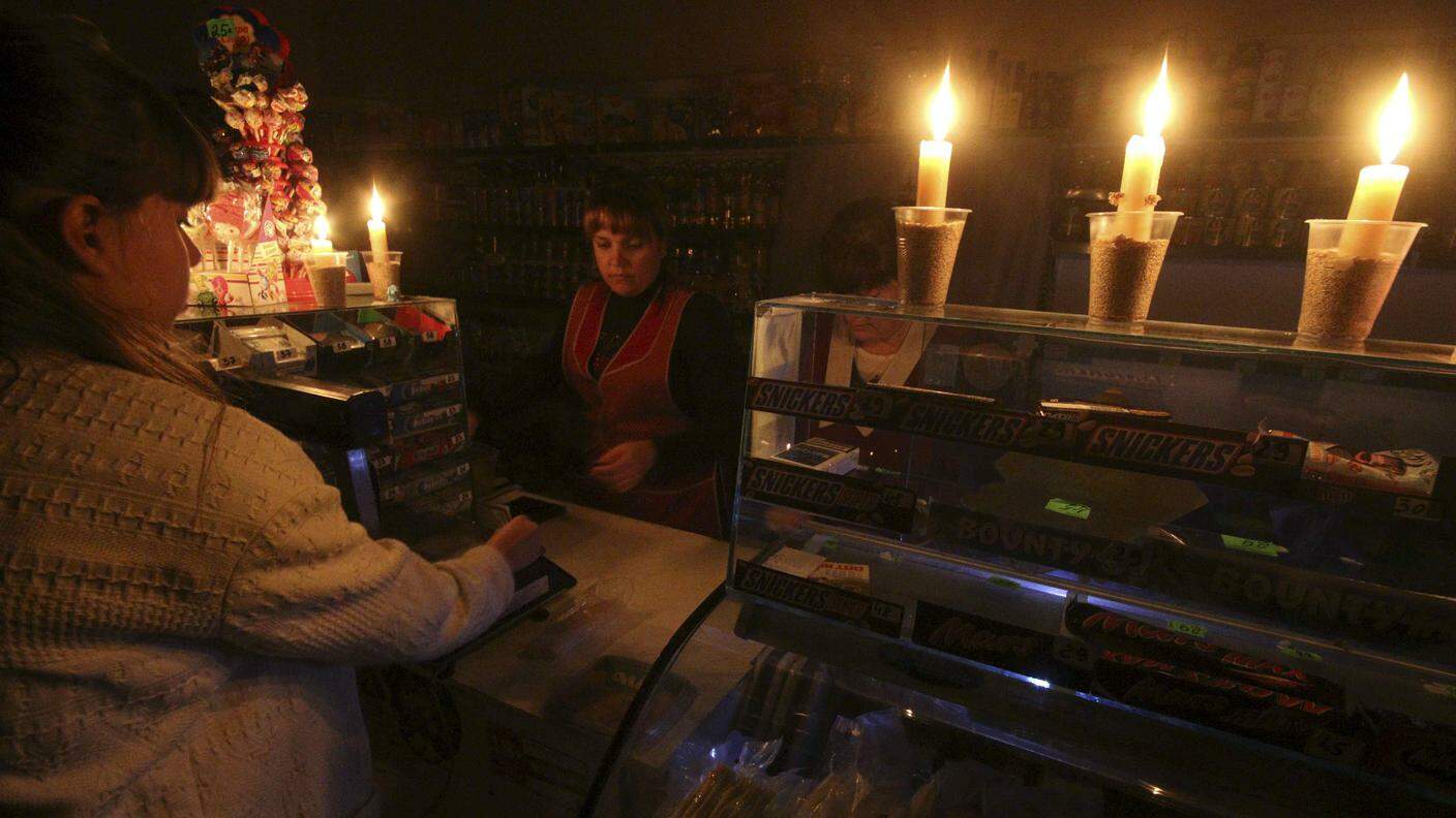 Da giorni in Crimea si vive alla luce delle candele come qui a Simferopol