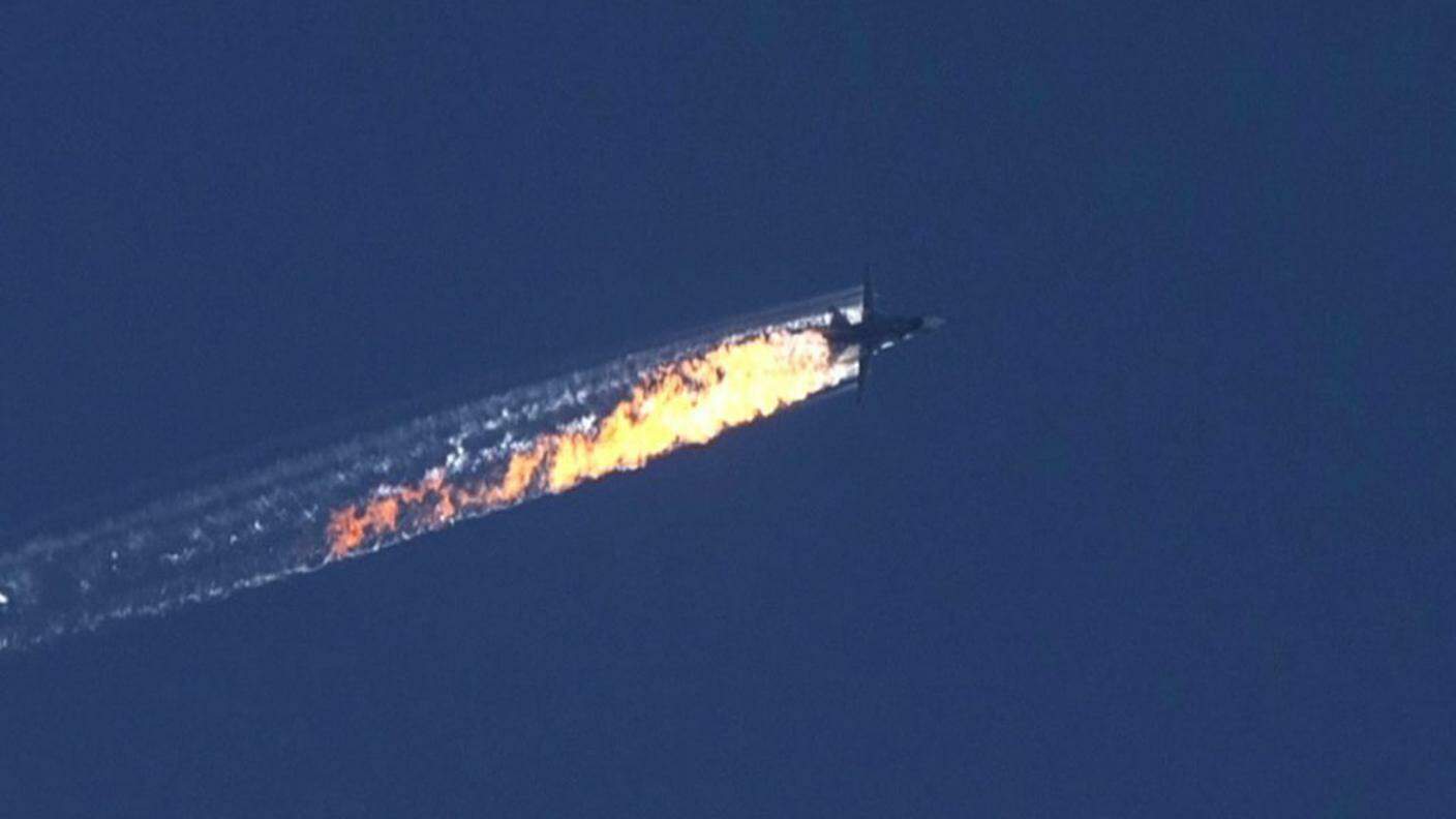 Il Sukhoi russo in fiamme abbattuto dai caccia turchi martedì