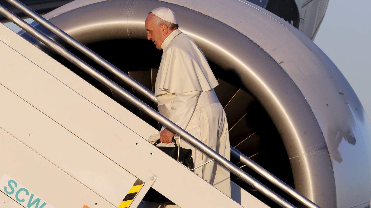 Papa Bergoglio sale sull'aereo che lo porterà verso l'Africa