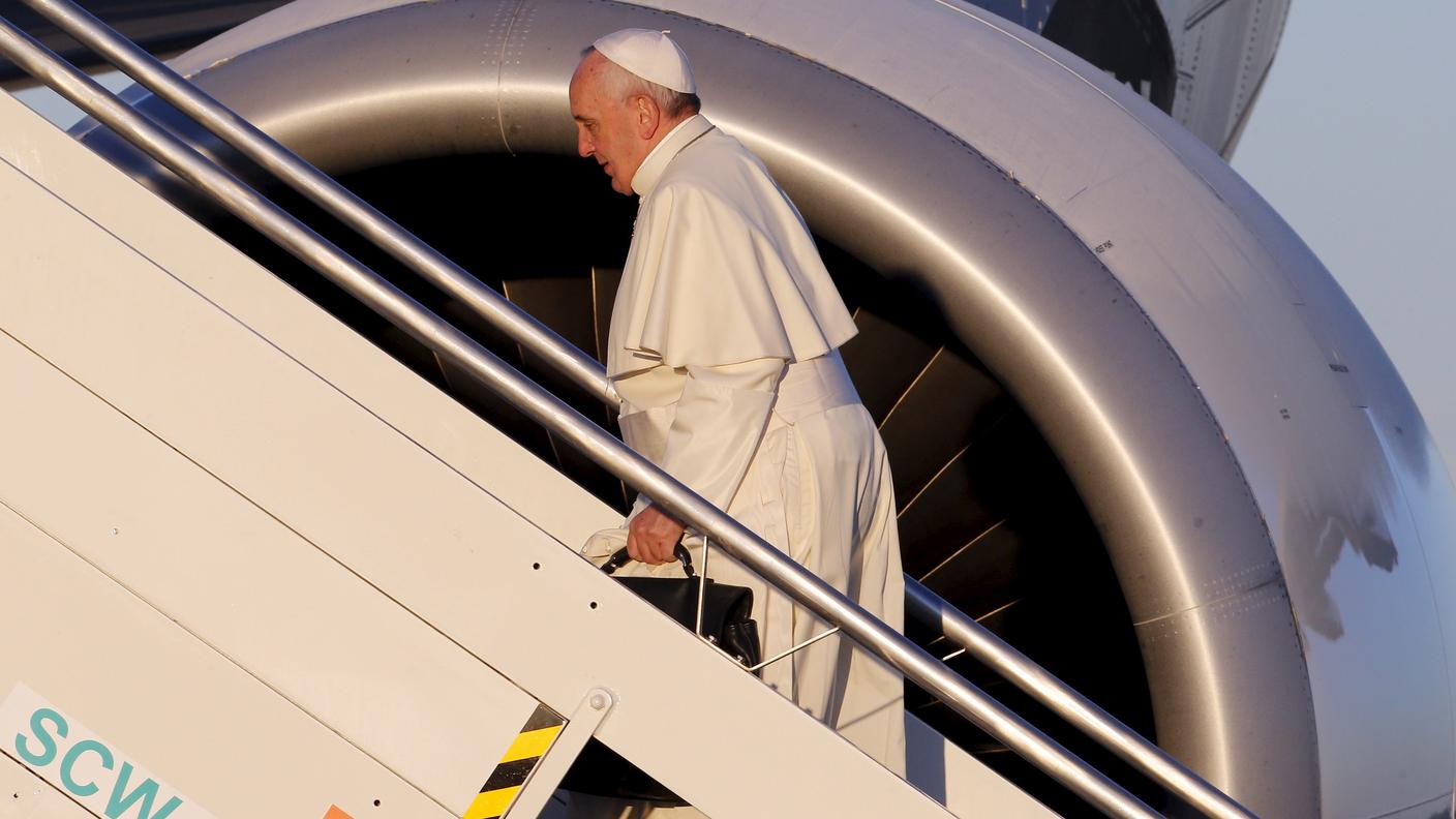 Papa Bergoglio sale sull'aereo che lo porterà verso l'Africa