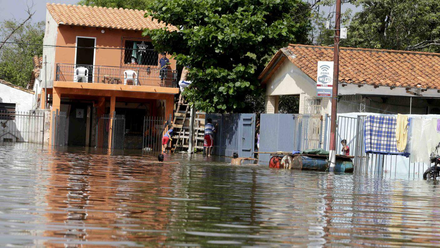 Case e strade di Asuncion, Paraguay, allagate dalle piogge torrenziali