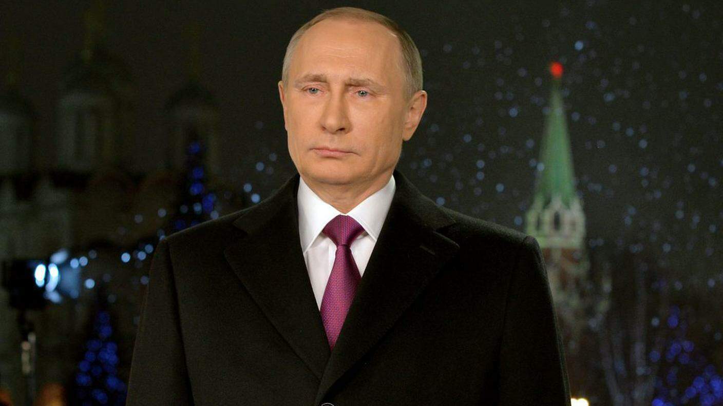 Putin sullo sfondo del Cremlino illuminato per Capodanno