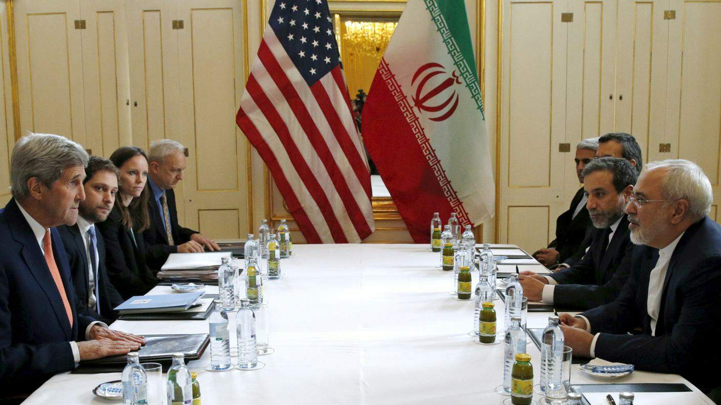 Il tavolo negoziale con Kerry (a sin.) e Sharif in primo piano