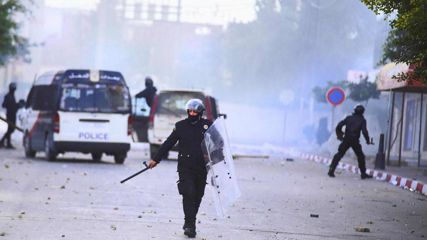 Le proteste nella capitale minano la stabilità della Tunisia