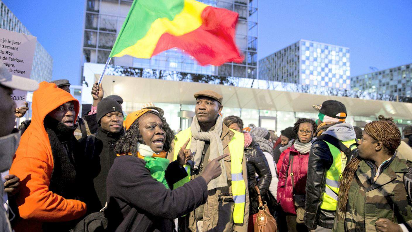 Centinaia di sostenitori di Laurent Gbagbo si sono riuniti sotto la sede del tribunale