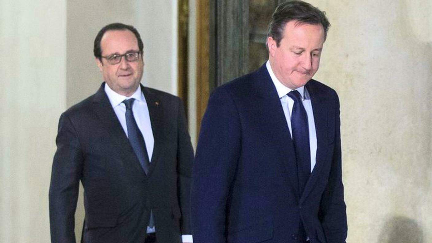Hollande e, a destra, David Cameron che lascia l'Eliseo