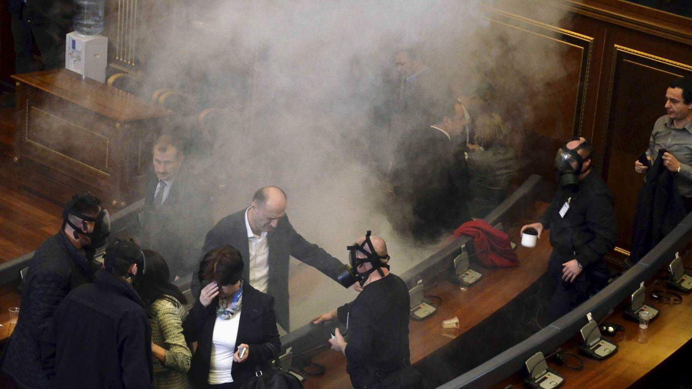 I lacrimogeni lanciati nell'aula parlamentare a Pristina venerdì