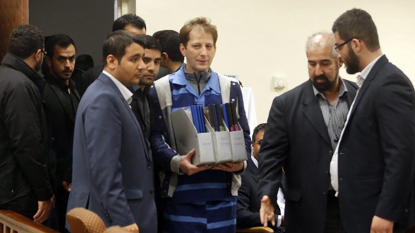 Babak Zanjani al suo arrivo in tribunale con gli incarti processuali