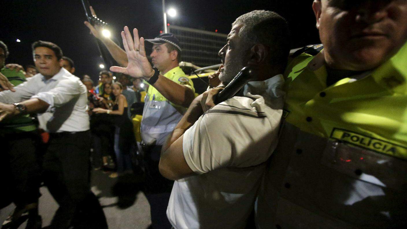Agenti tentano di riportare la calma nei disordini notturni a Brasilia