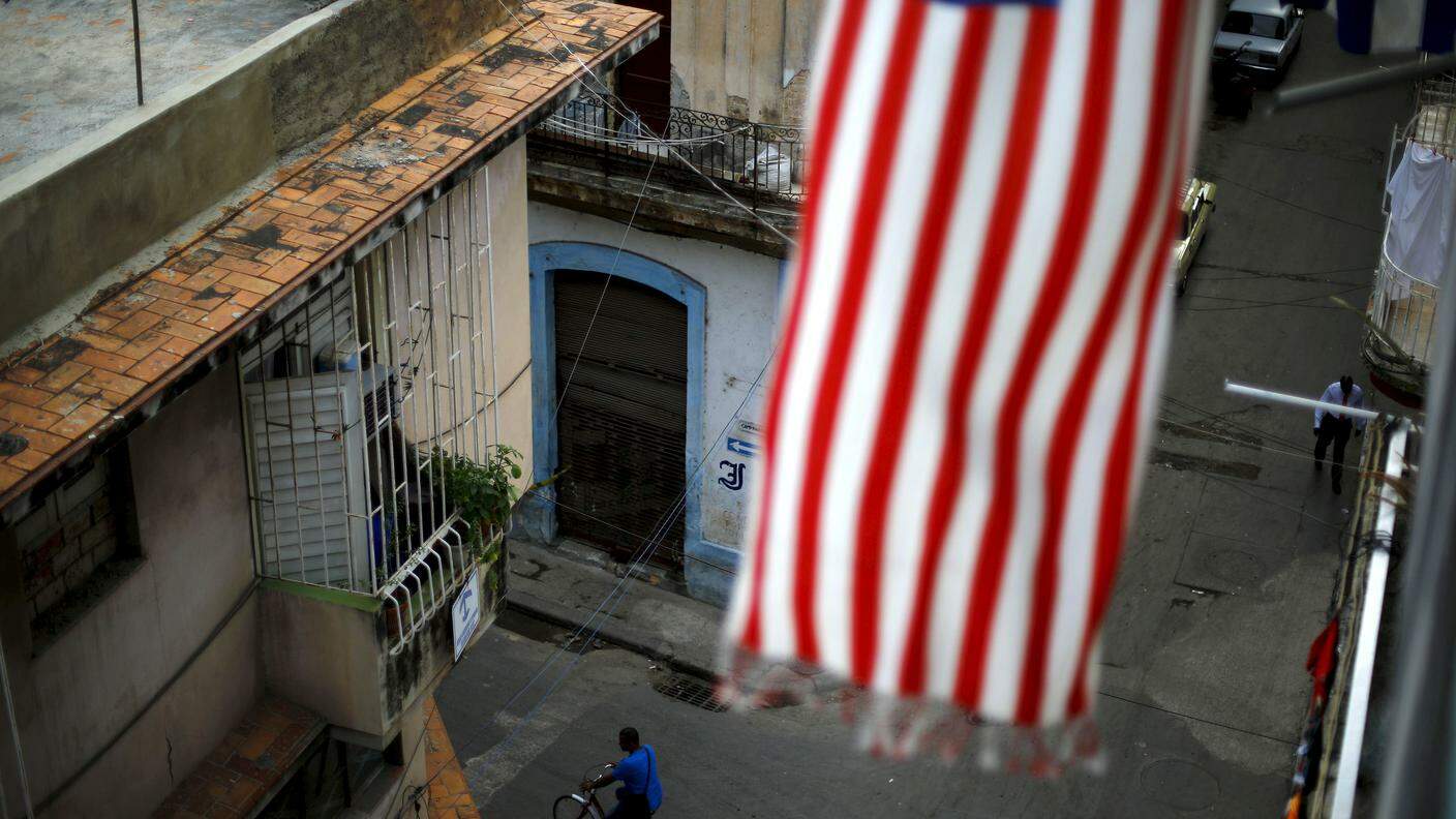 Evento impossibile finora, una bandiera americana sventola all'Avana
