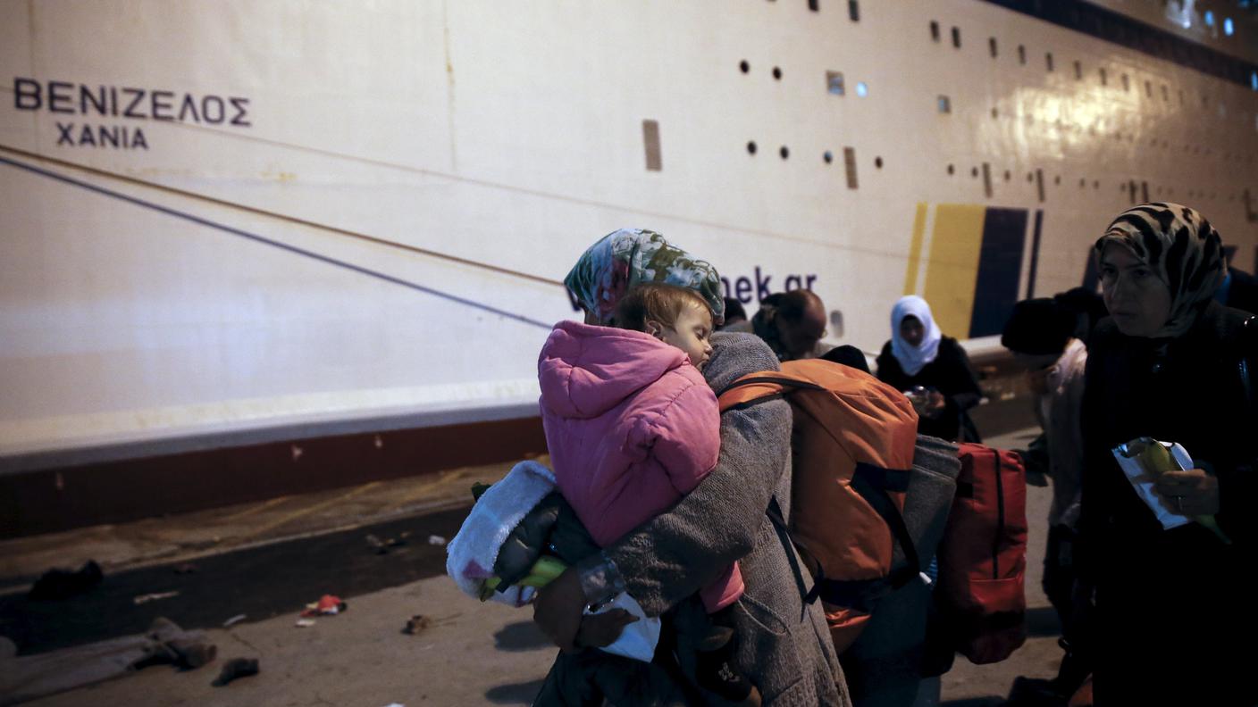A Lesbo gli ultimi profughi salgono sui traghetti verso l'Europa