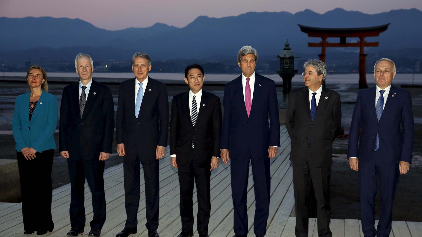 La foto di gruppo dei sette partecipanti al G7 di Hiroshima