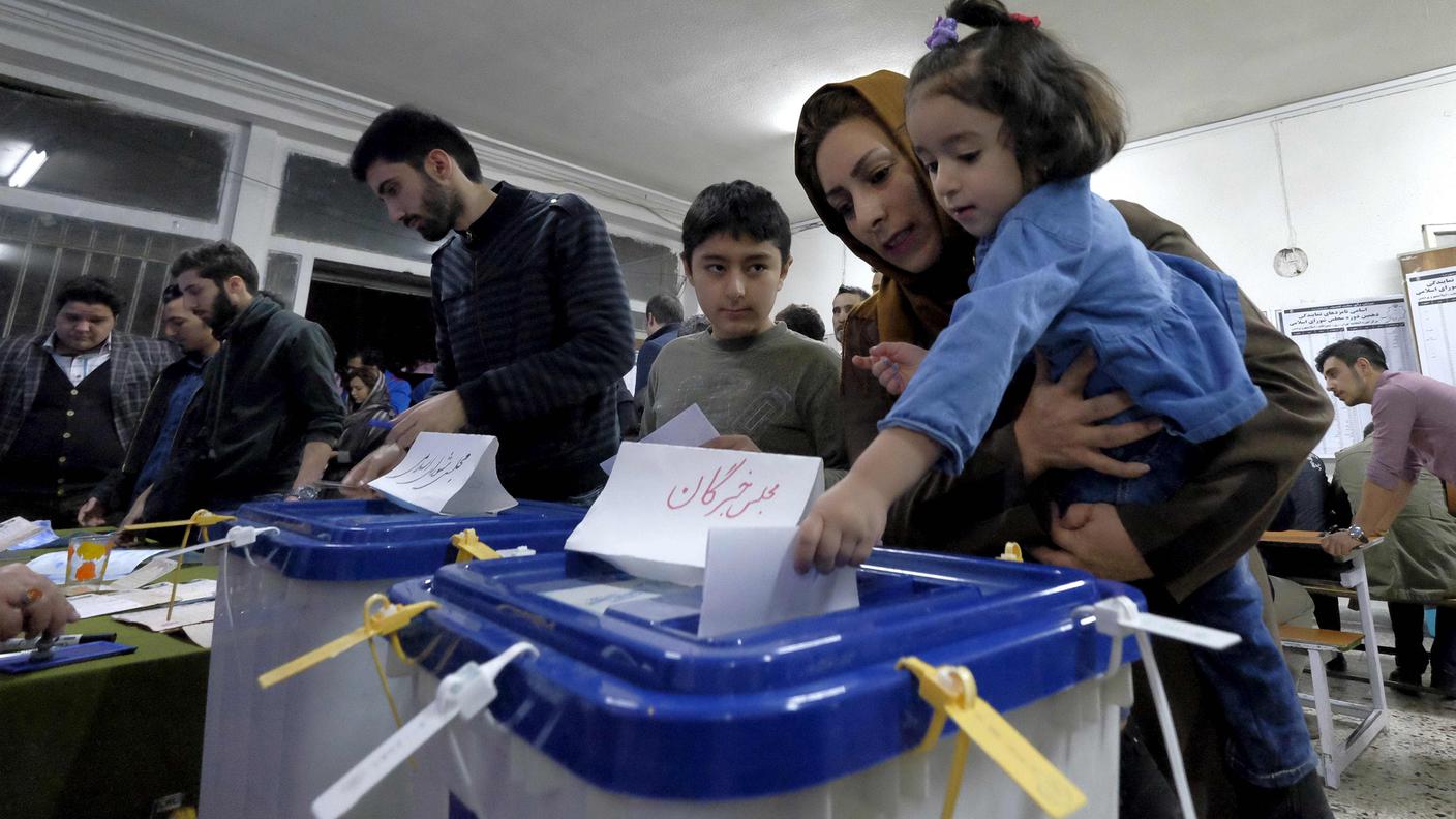 Gli iraniani alle urne per il secondo turno delle elezioni parlamentari