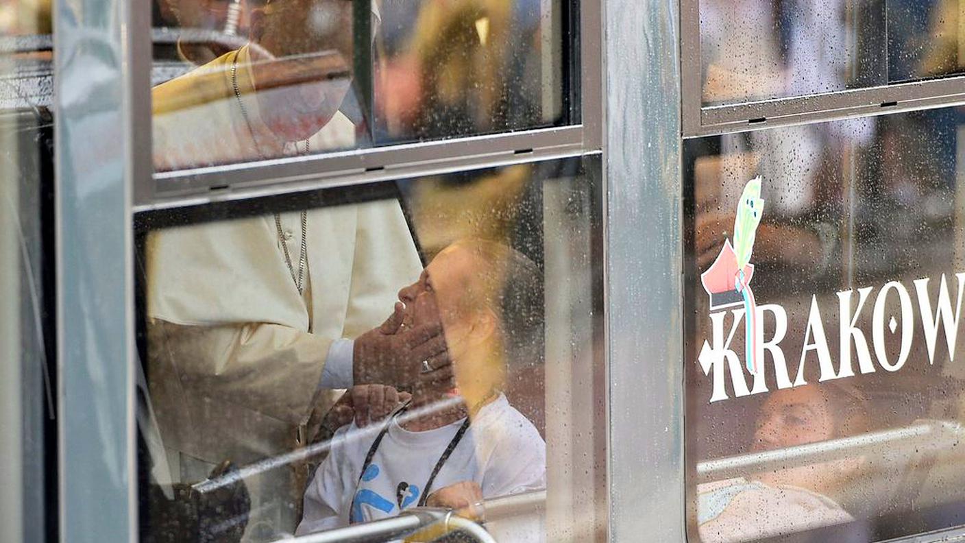 Poco prima di salire a bordo, il sindaco di Cracovia che ha consegnato le chiavi della città al Papa