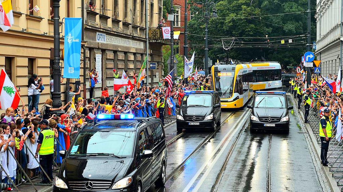 Il tram è stato accolto da un tripudio di bandiere dai partecipanti alla Giornata mondiale della gioventù 2016