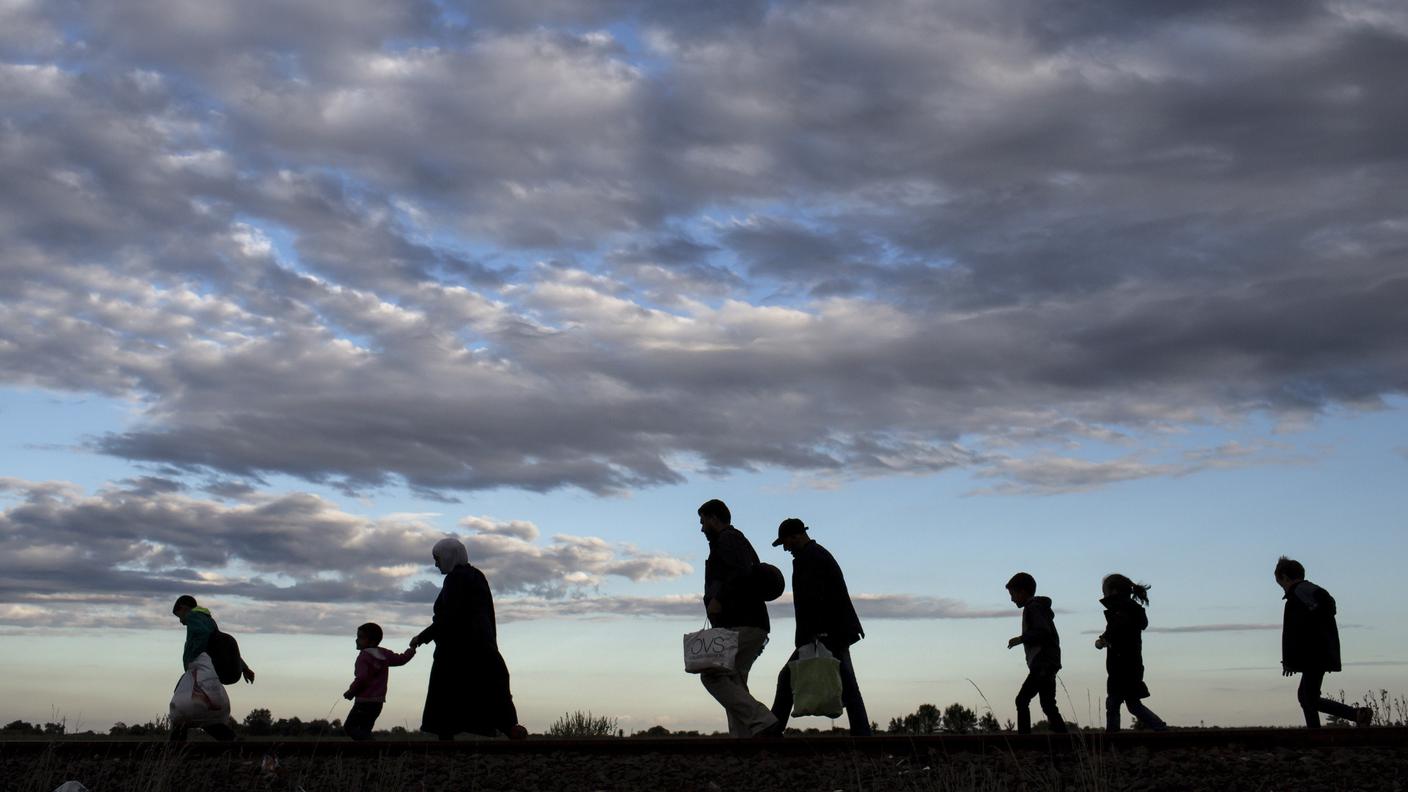 I migranti in fuga dalle guerre venivano caricati sui veicoli prima delle frontiere