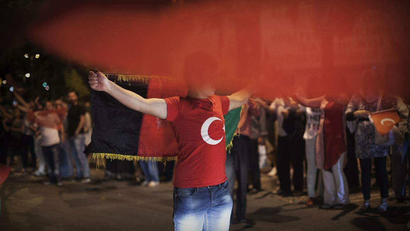 Dieci giorni dopo il tentato colpo di Stato del 15 Luglio scorso, a Istanbul, nel quartiere conservatore di Üsküdar, i sostenitori di Recep Tayyip Erdoğan fanno festa nelle strade 
