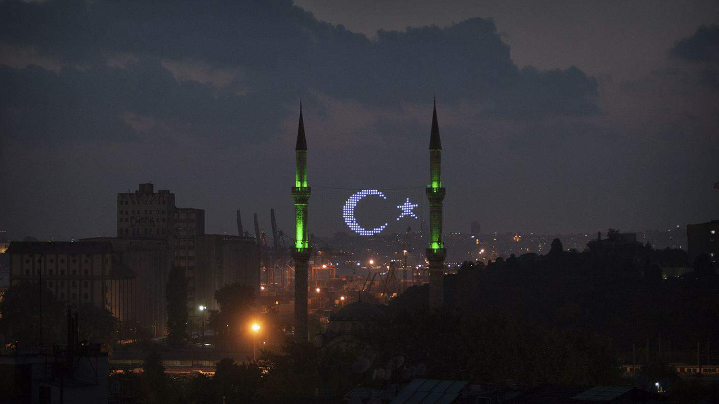 I minareti della moschea di Haydarpasa decorati con l’effige della bandiera turca a Kadıköy, Istanbul 