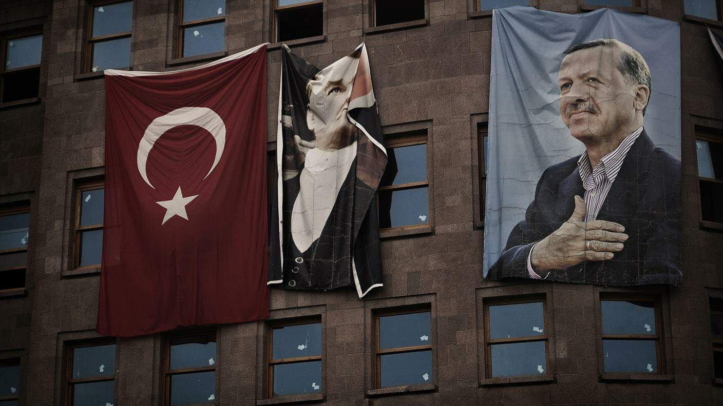Su un edifico di Ankara, l’immagine di Mustafa Kemal Atatürk (primo Presidente della Repubblica di Turchia) sembra, simbolicamente, cadere di fianco a quella dell’attuale Presidente Recep Tayyip Erdoğan 