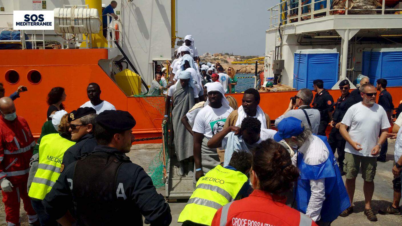 Migranti sbarcano al porto di Lampedusa dalla nave Aquarius