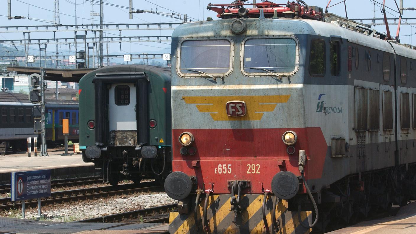 Una locomotiva di Trenitalia in sosta a Chiasso