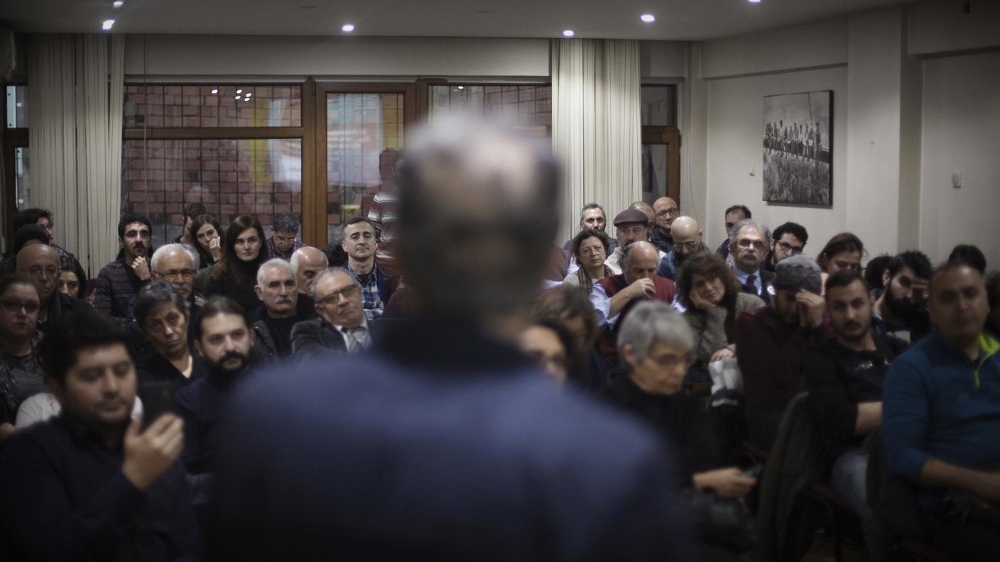 Una prospettiva grandanfgolare della classe mostra l'alta partecipazione alla lezione del Prof. Kuvvet Lordoğlu 