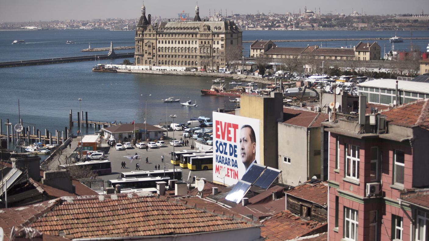 In vista del referendum costituzionale 2017 per il presidenzialismo in Turchia, le strade e gli edifici di Istanbul si sono riempiti di enormi ritratti del Presidente Recep Tayyip Erdoğan, a sostegno della campagna a favore del "sì" (evet, in turco).Qui siamo nel lato asiatico della città, nel quartiere di Kadıköy, dove dietro l'antica stazione di Haydarpaşa si vede la penisola storica.