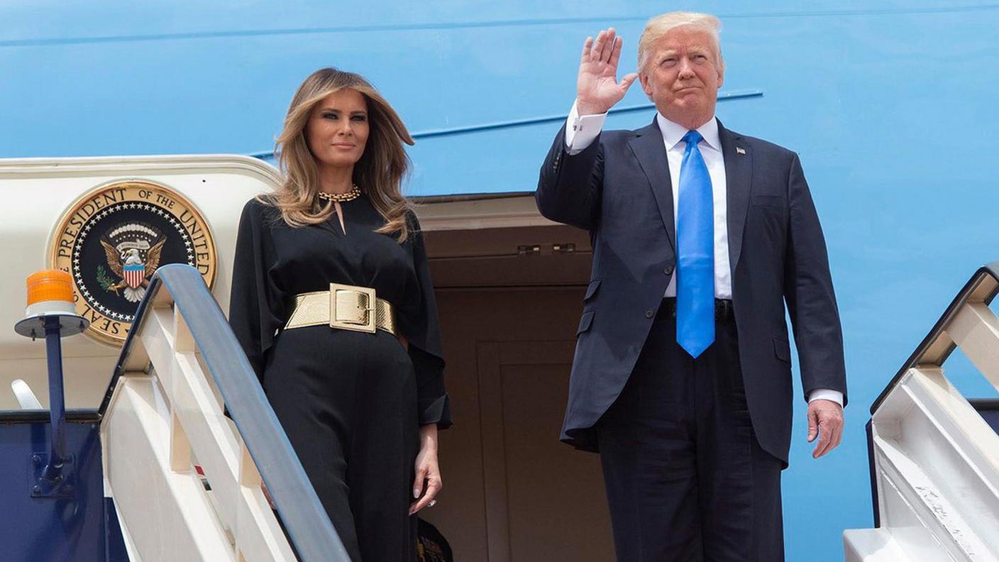Trump, accompagnato dalla moglie, è stato accolto dal re saudita Salman