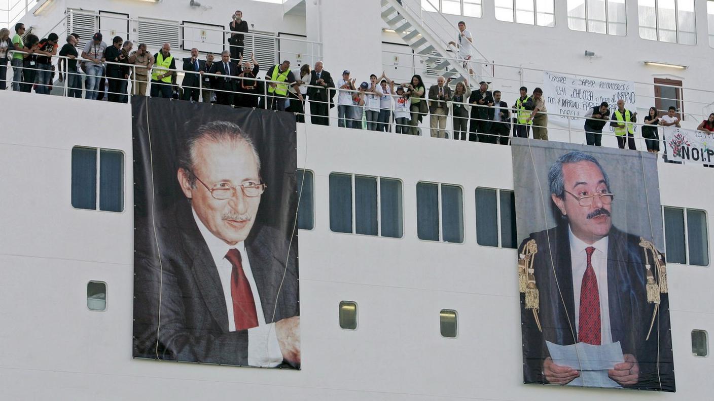 L'arrivo al porto di Palermo della Nave della Legalità con le foto di Borsellino e Falcone