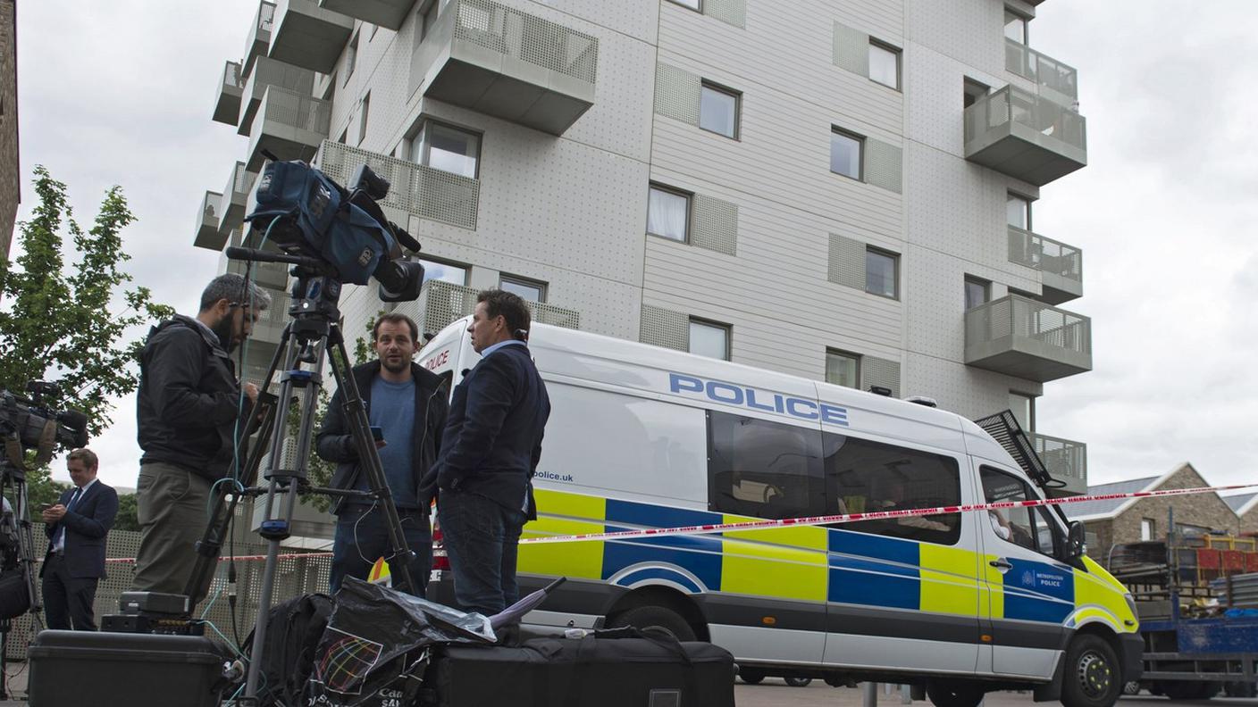 Giornalisti davanti a un palazzo oggetto di controlli da parte della polizia a Londra