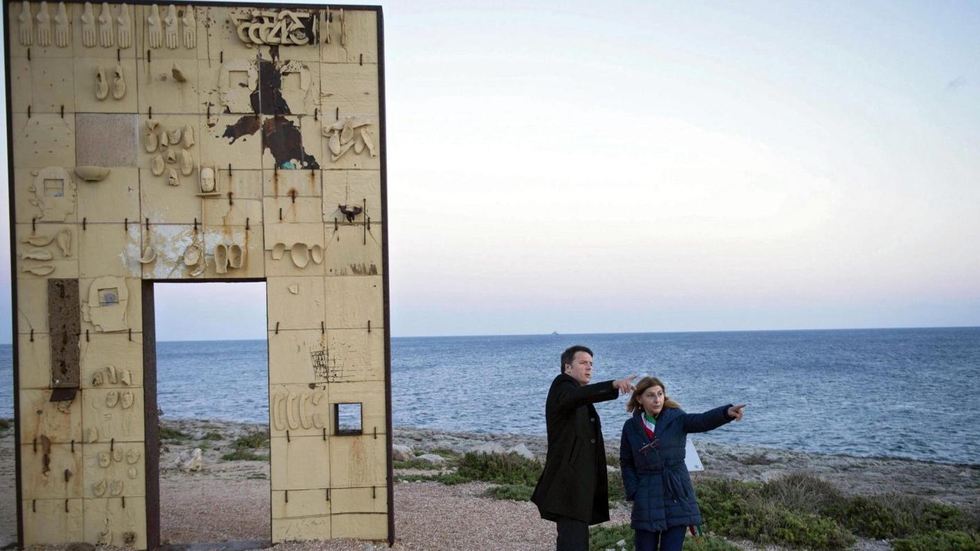 L'allora primo ministro Matteo Renzi e Giusi Nicolini davanti al monumento "Porta di Lampedusa-Porta d'Europa" alla memoria dei migranti morti in mare