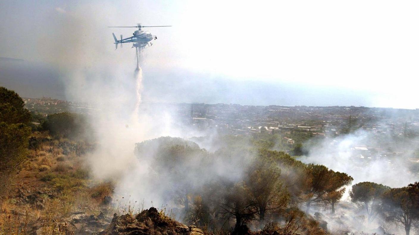 Continua la lotta contro gli incendi che devastano grandi zone d'Italia