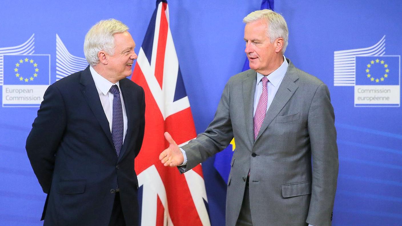 Il ministro britannico David Davis e, a destra, Michel Barnier, capo negoziatore europeo