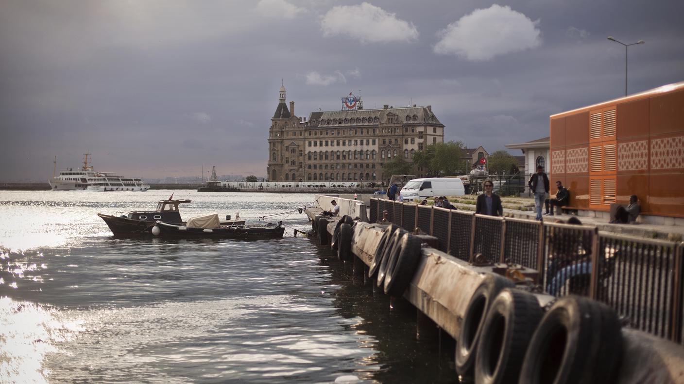 La stazione di Haydarpaşa si affaccia sul Mar di Marmara, a ridosso dell’imboccatura del Bosforo, nel quartiere di Kadıköy, sul lato asiatico di Istanbul.