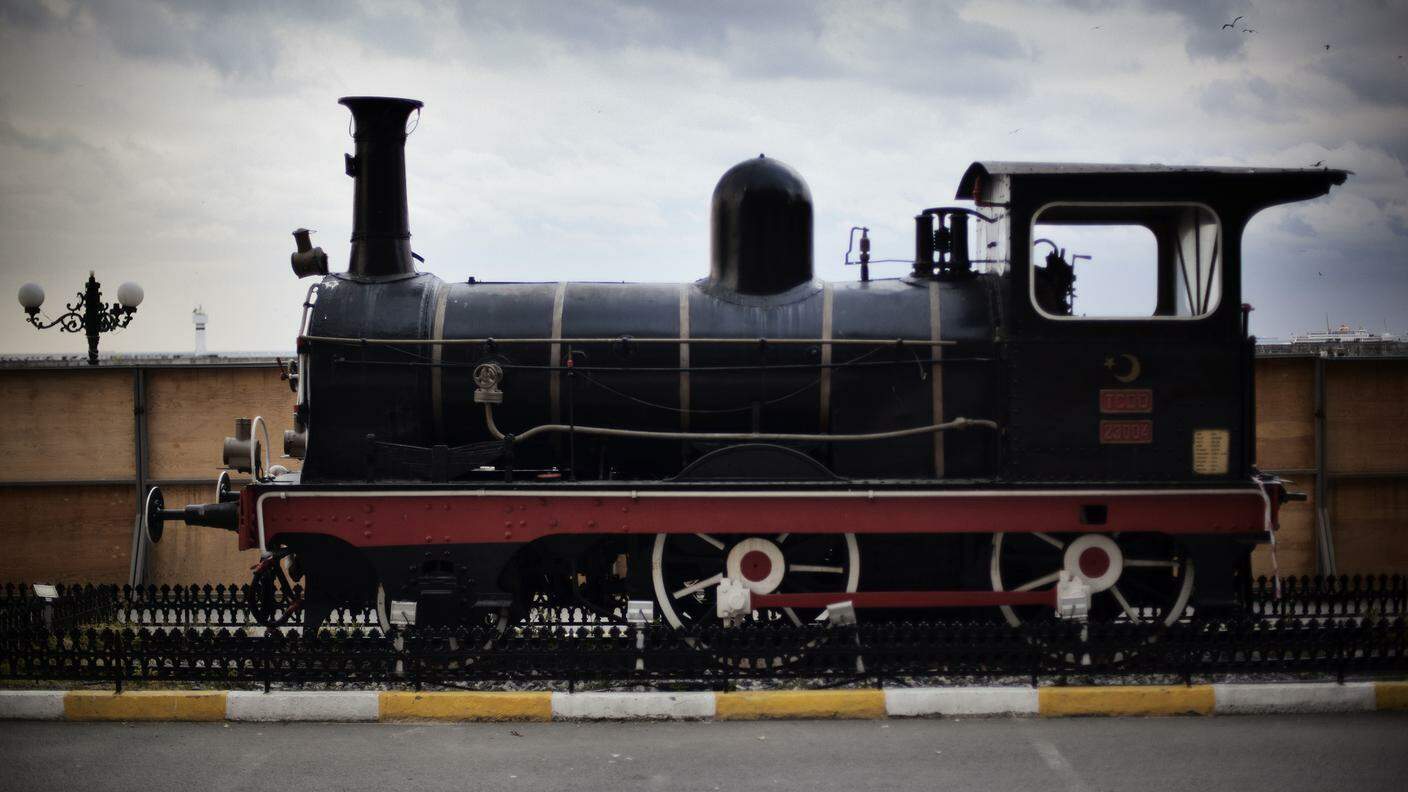 Nel piazzale di fronte alla stazione, una vecchia locomotiva a vapore ricorda antichi fasti di quando da Haydarpaşa partivano i treni che arrivavano fino a Baghdad.
