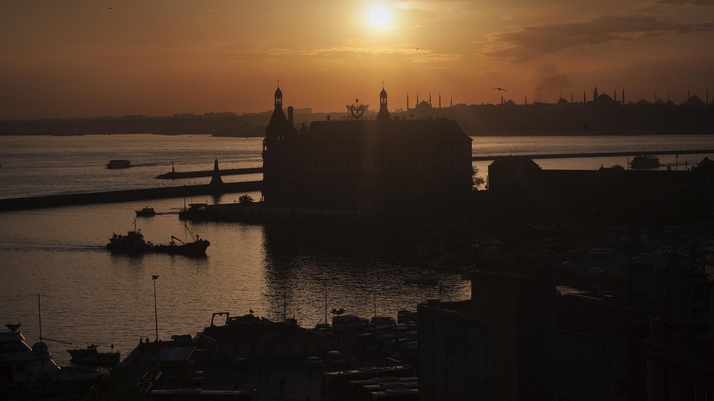 Al tramonto, dietro alla stazione in primo piano, sulla linea dell’orizzonte si scorge la penisola storica e la sagoma delle sue famose moschee