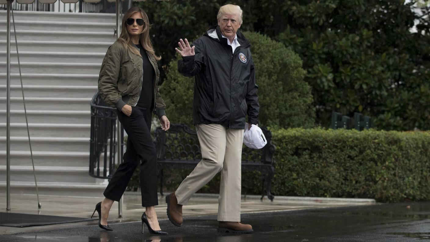 Trump e la moglie, indigesta a tanti per tacchi a spillo, giubbottino e occhiali da sole