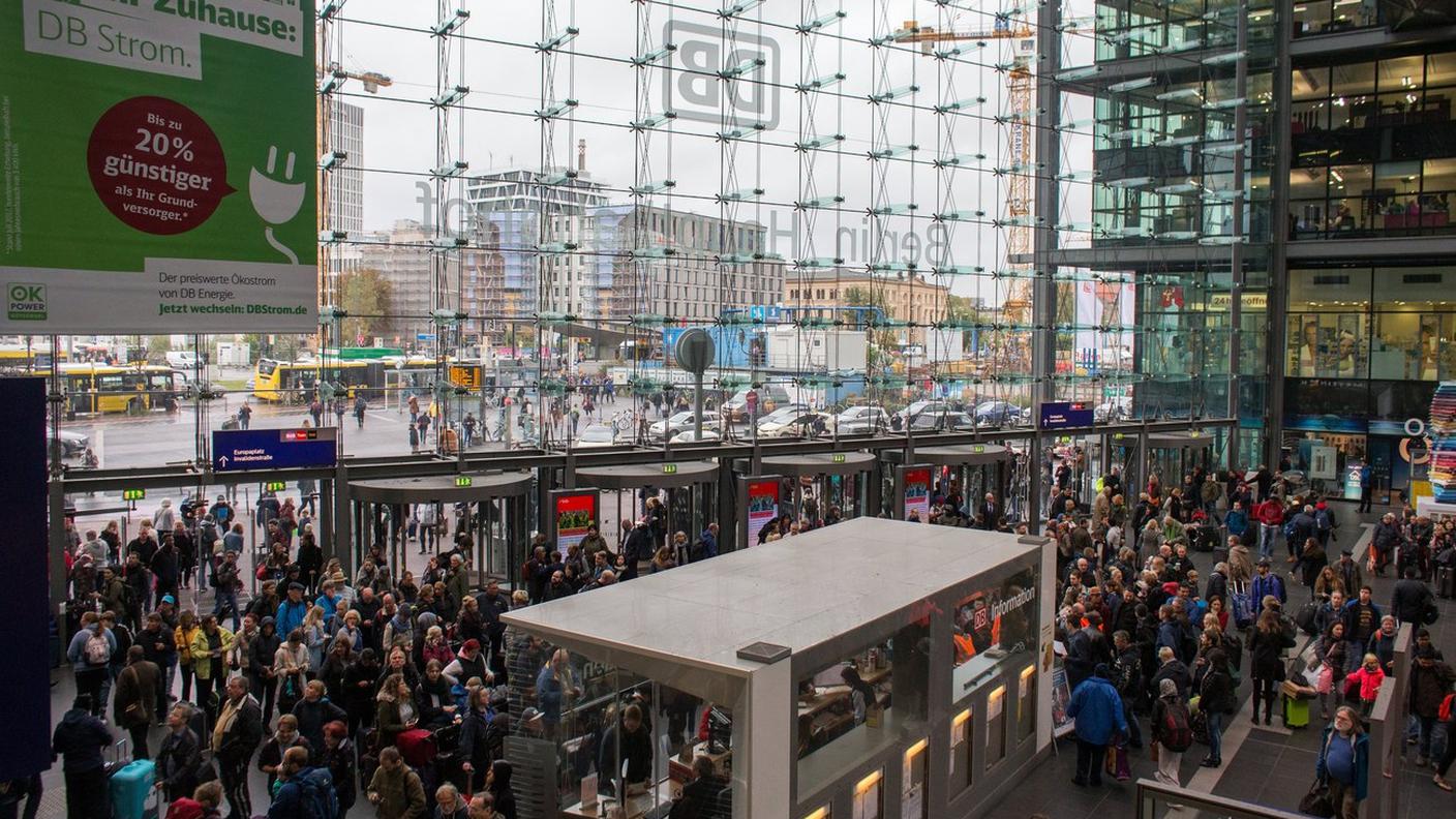 La stazione centrale di Berlino, presa d'assalto dai passeggeri bloccati dal maltempo