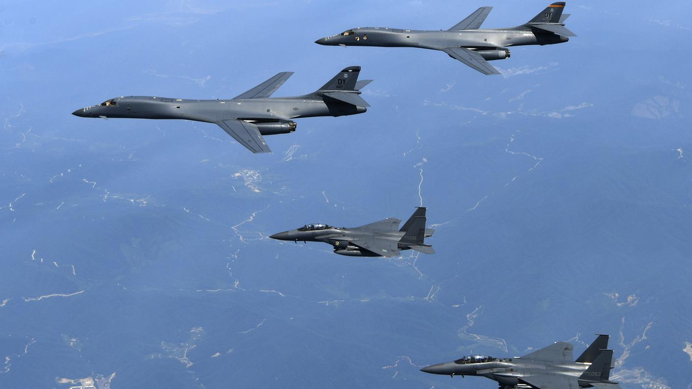 Due bombardieri B-1B statunitensi in volo con altrettanti jet F-15K sudcoreani (in basso)