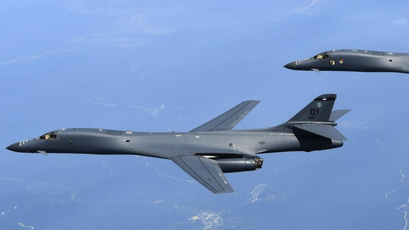 Due bombardieri B-1B statunitensi in volo 