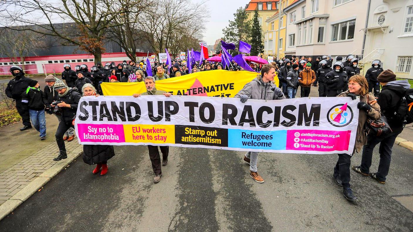 Migliaia di persone hanno protestato contro la posizione xenofoba dell'AfD